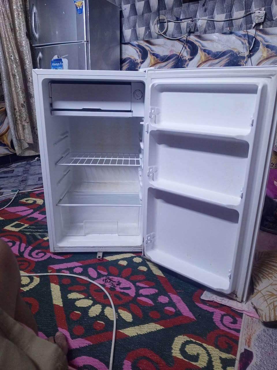 ثلاجه كينود نوعيه راقيه   صغيره مال غرفه  ستعمال جدا قليل بعدهي جديده 
سعر 85 قفل الشراي يجي خاص او يتصل***********
