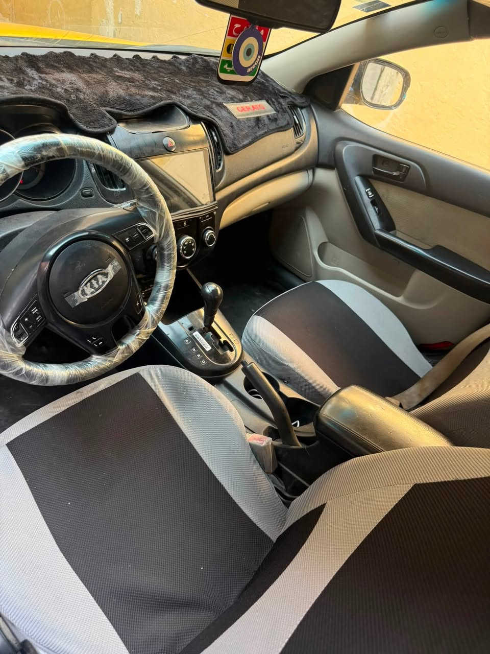 السلام عليكم
كيا فورتي ٢٠١٠
وارد أمريكي حادثها جاملغ امامي مبدل فقط

صبغه جديده 
تبريد ثلج
كير مكينه جاهزه 
بمسي مصفره هيه وغرامات جديد 
شاشه تحكم
مكينه ٢٠٠٠ دوش
دوشمه جاهزه 
السياره جاهزه حلوه
 السعر 74 وبيها مجال 
العنوان بغداد 

***********
