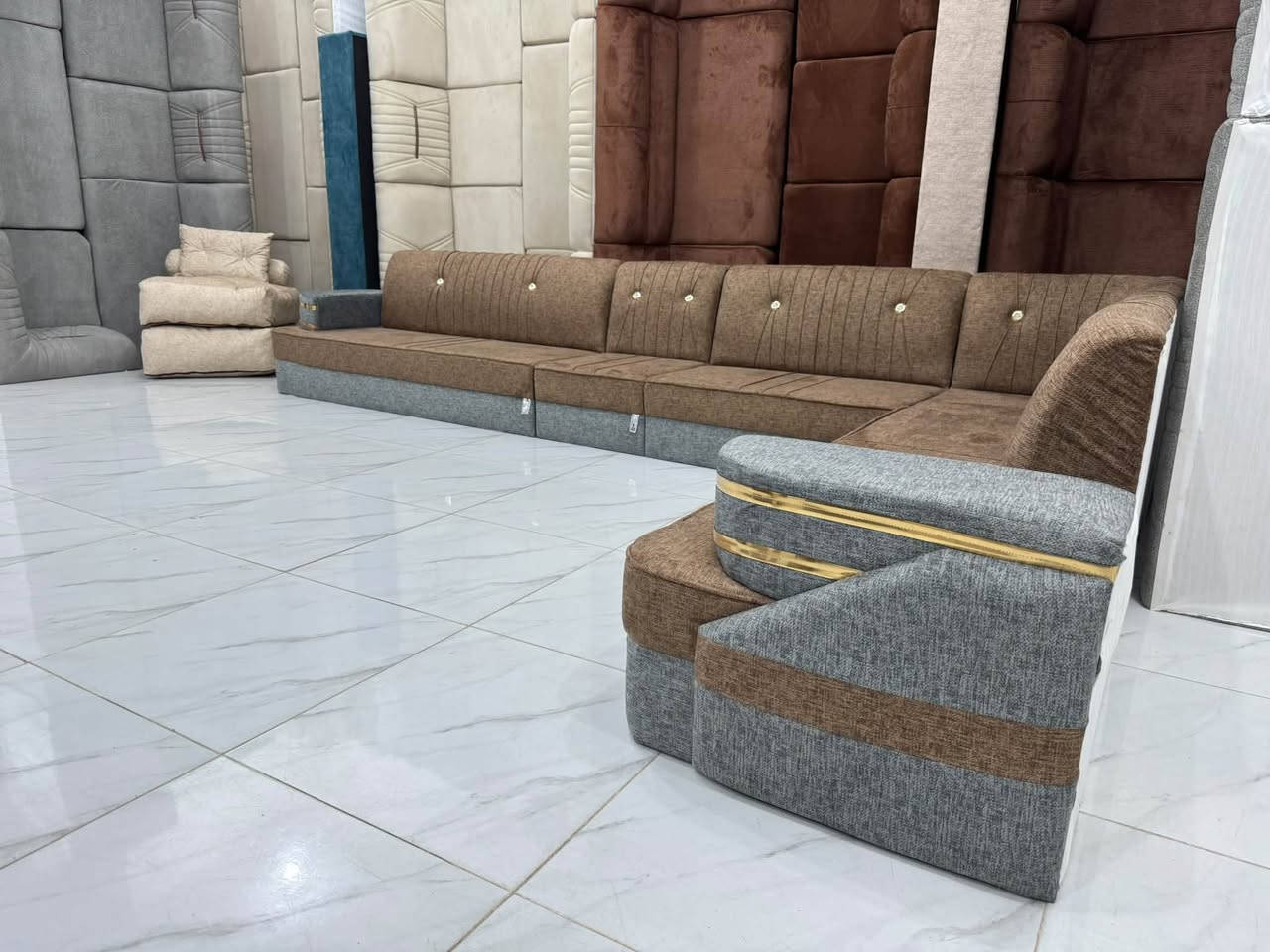 تخفيضـــــات تخفيضــات الاسعار تبدا ٣٨٠
يوجد استبدال الجديد مع القديم بلفرق🔥
متوفر ديوان ٢٠ نفر يكفي الاستقبال ٦*٤او٧*٤
متوفر كافه موديلات تخم ديوان قياسات مختلفه شغل تسكام درجه اولى تفحص بيدك وتشوف بعينــك اكثر من هيج دلال متحصل😉
متوفر تخم قنفات وتخم ديوان اكثر من موديل 
معمل ومعرض بركات ام البنين ع
للستفسار ع رقم ***********واتساب اتصال 
العنوان كوت زين القوس شارع مله قرب مجمع تركي ازياء يا بلاش
ملاحضه :يوجد توصيل بعد المعاينه فقط
