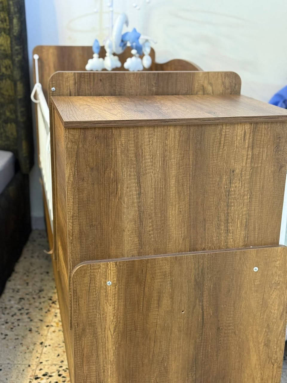 سرير اطفال هزاز حجم 175*75 للبيع يتحول الى سرير كبير ومكتب عند الحاجه خشب تركي HDF كوالتي عالي ضد الخدش جدا عملي وقوي مع دوشك هديه 
ماركه بيت النونو 
فقط الرجل ينرادله شد  بعد التنصيب بالمكان الجديد 
يرجى المراسله 
او الاتصال ع الرقم ***********
