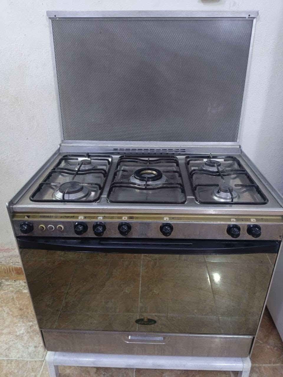 السلام عليكم طباخ كريازي مصري باب اول ابو 5 عيون نضيف كلش وناره كلها شغالة والفرن هم شغال الفوك والجوه الاتصال بالرقم واتساب موجود ***********
