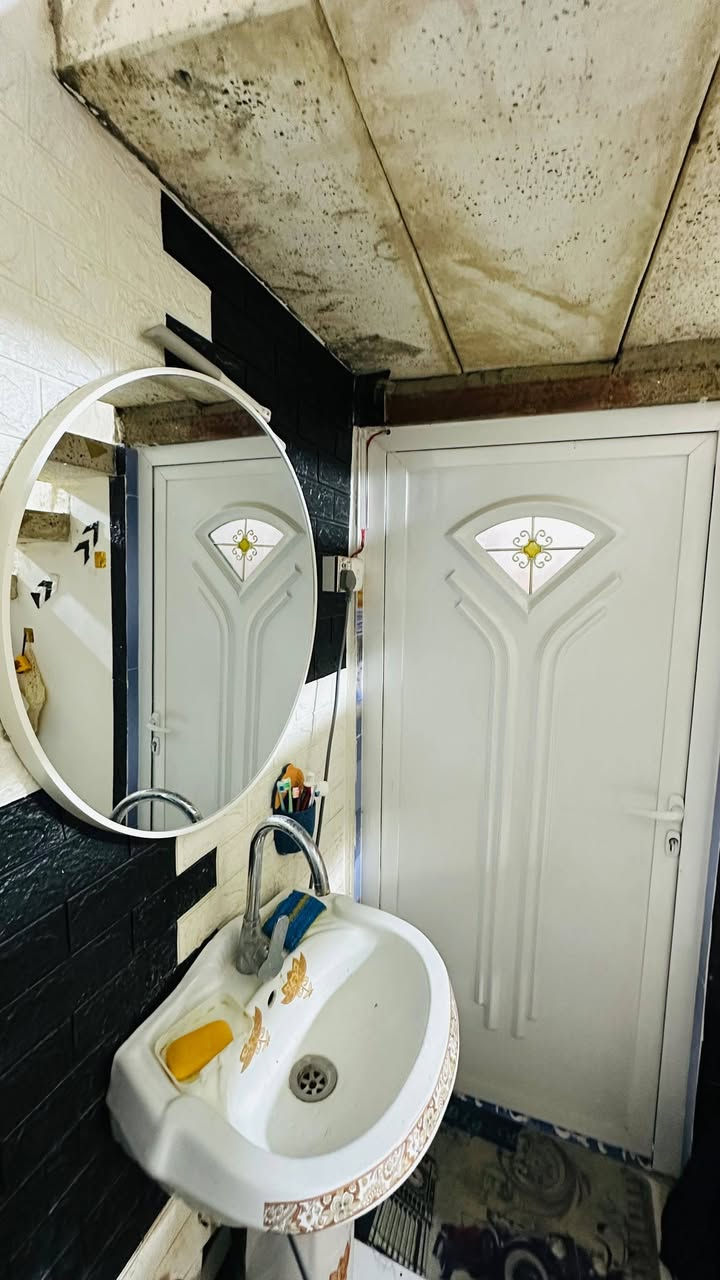 سلام عليكم اخوان بيت بحي النداء المساحة٨٠متر مربع قاطيينكونكريت مسلح بناء حديث يحتوي غرفتيين وصالة َصحيات داخلية وخارجية والنقاط الثاني غرفتين وصاله كبيره وصحيات صطح ايزوكام خلف شارع ٢٠ بصف البيت الركن الي وجه للسدة قرب مجرشة البلاستك للاستفسار مبايل*********** او*********** سيد أثير ابو احمد
