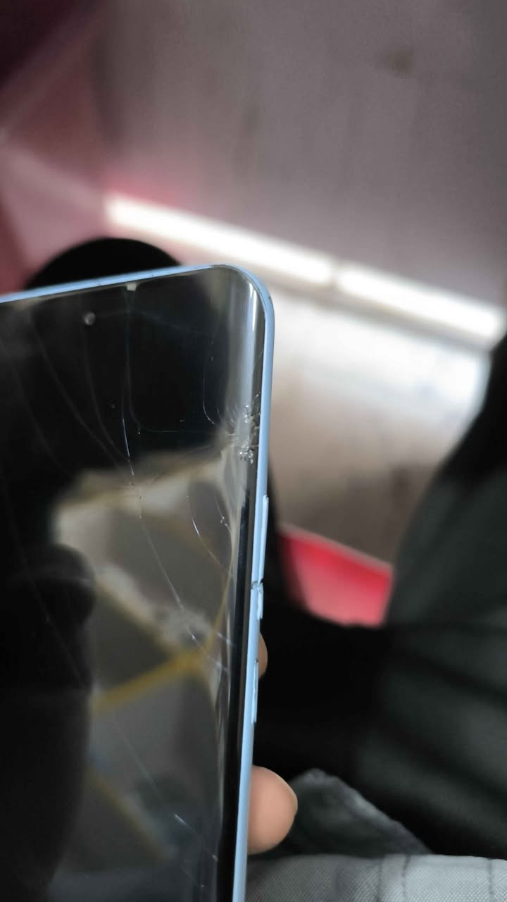 TECNO POVA Slim 5g
انحف وأخف جهاز بالعالم كاميرا كزازه جهاز ما مفتوح بي كسر بشاشه ما مآثر على الاستخدام نهائيا فوووول سلاسه 
256 +16 RAM
بطاريه 5160
60 فريم  
اضائه تفاعليه حول الكاميرا تكدر تخليها وتكدر تلغيها 
السعر 175 علما أن سعره الجديد 340 الف مستعجل على البيع العنوان الشطره
*********** الشطره, ذي قار
