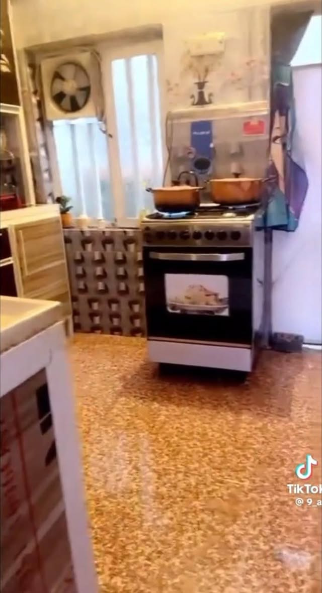سلام عليكم للبيع بيت المساحه 150 متر طابو زراعي سند   25 طابق ونص  العنوان جامع طاه قرب سواق ابو سمير السعر 67 وبي مجال ***********

