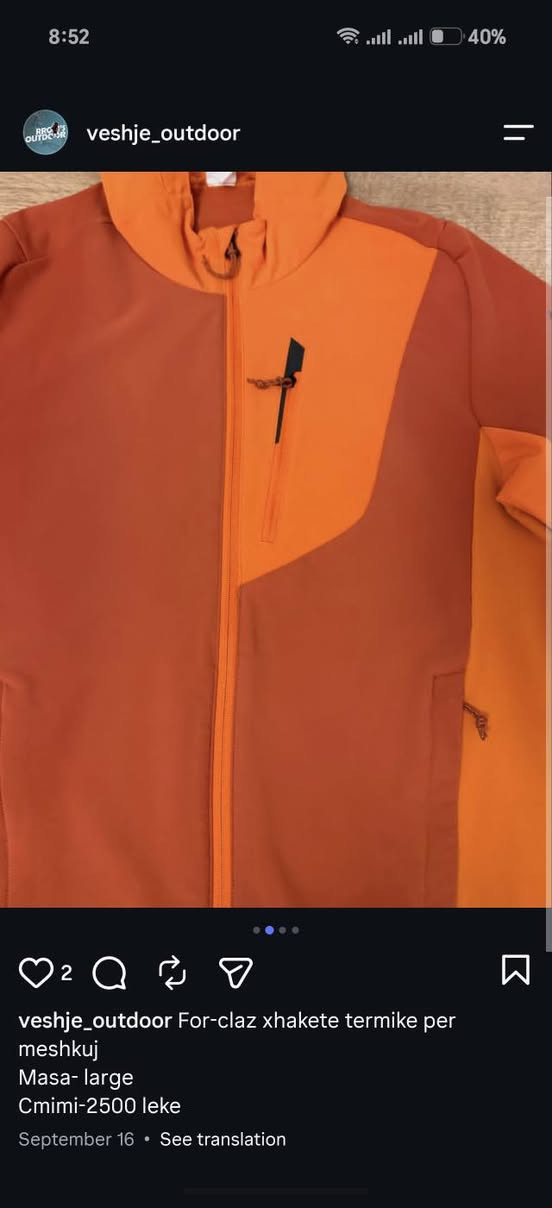 الماركة هي Quechua (كوتشوا)، وهي علامة تجارية فرنسية معروفة تابعة لشركة "ديكاثلون" (Decathlon)، وتتخصص في ملابس ومعدات الأنشطة الخارجية
هذه السترة مخصصة للمشي لمسافات طويلة (Hiking) والرحلات. تتميز بوزنها الخفيف جداً، وتصميمها العملي الذي يوفر حماية من الرياح مع السماح بتهوية الجسم أثناء المجهود البدني، إضافة إلى متانة السحابات والجيوب العملية

قياس L
السعر ٢٠ ويه التوصيل

نص مكتوب في الصور:
- veshje_outdoor For-claz xhakete termike per meshkuj
- Masa- large
- Cmimi-2500 leke
- veshje_outdoor For-claz xhakete termike per meshkuj Masa- large Cmimi-2500 leke