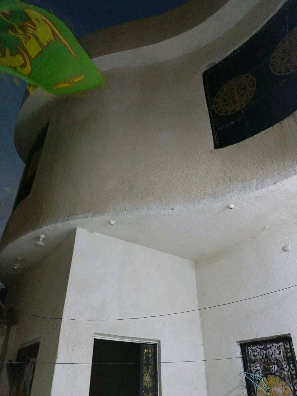 سلام عليكم بيت بل جزيره بل فيروزيه الجسر لأول مقابل مدرسه العنفوان طابقين مساحه 150متر استقبال وطارمه وحمام خارجي ومطبخ وصاله وغرفه وحمام داخلي ومنور فوك غرفتين وصاله وحمام وسطح السعر ٩٢ هو والكاونتر وبي مجال