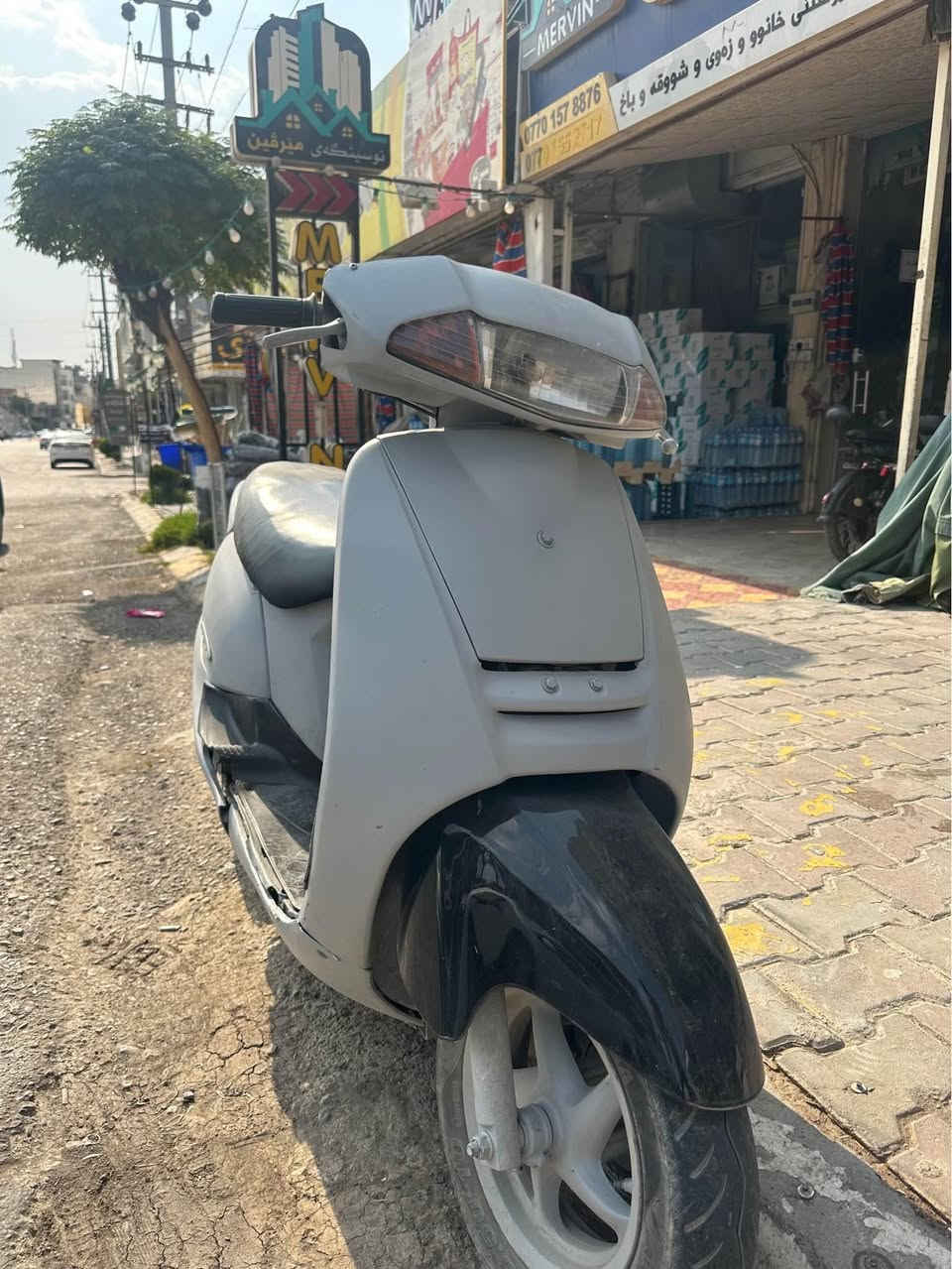 ماتۆری هۆندا لیدی سەت مەسرەفی تیا نییەو مەزبووتەو هیچ کێشەی نیە خۆم بۆ جوانی بۆیاخێکم کردۆتەوە و تەنها قاچی پێوە نیە قاچەکەی لەگەڵە بەس ماوە لەحیم کرێت و گێچی ئیش ناکات باقی تری بە شەرت گێڕو مەکینەی بە شەرت 
لە سلێمانیم 250 هەزار  
*********** السليمانية, العراق
