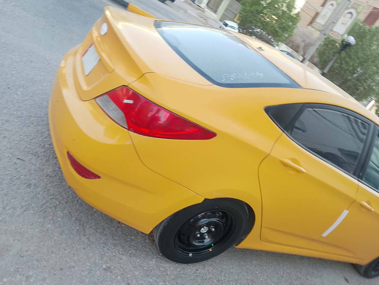 اكسنت موديل 13خليجي مكينه مامفتوحه عله وضع الشركه كير حداديه تخم تاير تبريد شغال رقم نجف بسمنه. تحويل ثاني يوم  السياره مصفره هيئه وغرامات ولا ربع عليهه  السياره أحله من الصوره  والتجيهه مدوشمه كشنات وأرضيه    مكان ديوانيه ملاحضه.   ***********.  مراوس بسايبه  مع الفرق. بس كون موديل  22لحد ال 26
