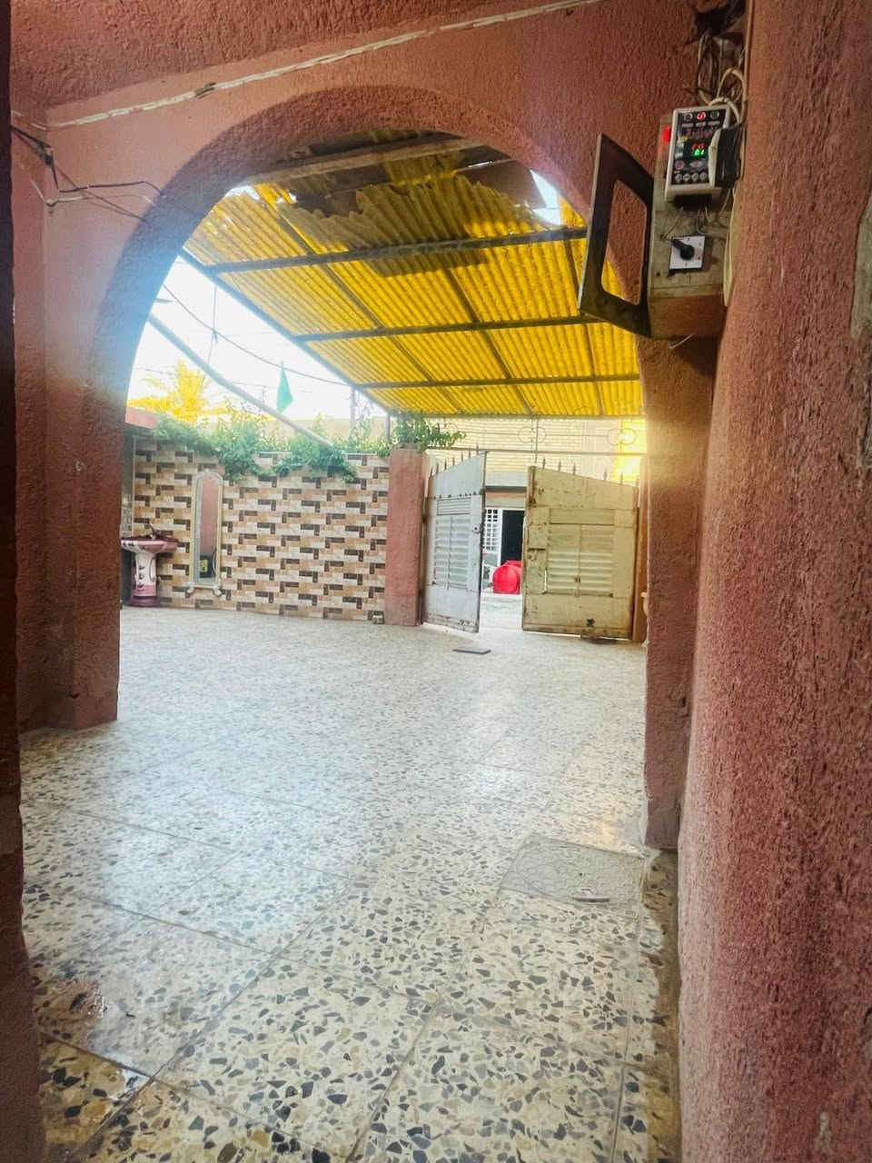 السلام عليكم بيت للبيع مساحه ١٧٠متر طابو ملك صرف بناء طابوك يتكون من أستقبال وأربع غرف ٢فوك و٢جوة ومطبخ بارد ومطبخ حار العنوان حي الحسن العسكري دور الضباط الاستفسار ع الرقم ***********
