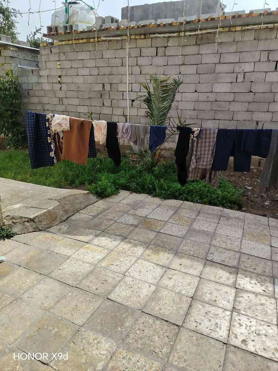 بيت للبيع او للايجار مساحته ٢٦٥م
يحتوي على غرفتين نوم كل غرفه ٤×٥
واستقبال ٧×٤
هول ٤×٤
المطبخ ٥×٤
وحديقه مثل ما موضح بالصوره 
بناء نص بلوك ونص طابوك 
العنوان حي الحكيم الاولى  ع جهة الكورنيش مرقم من البلديه اقرب نقطة داله مدرسة الظهور الابتدائيه 
للاستفسار الاتصال بالرقم 
***********
