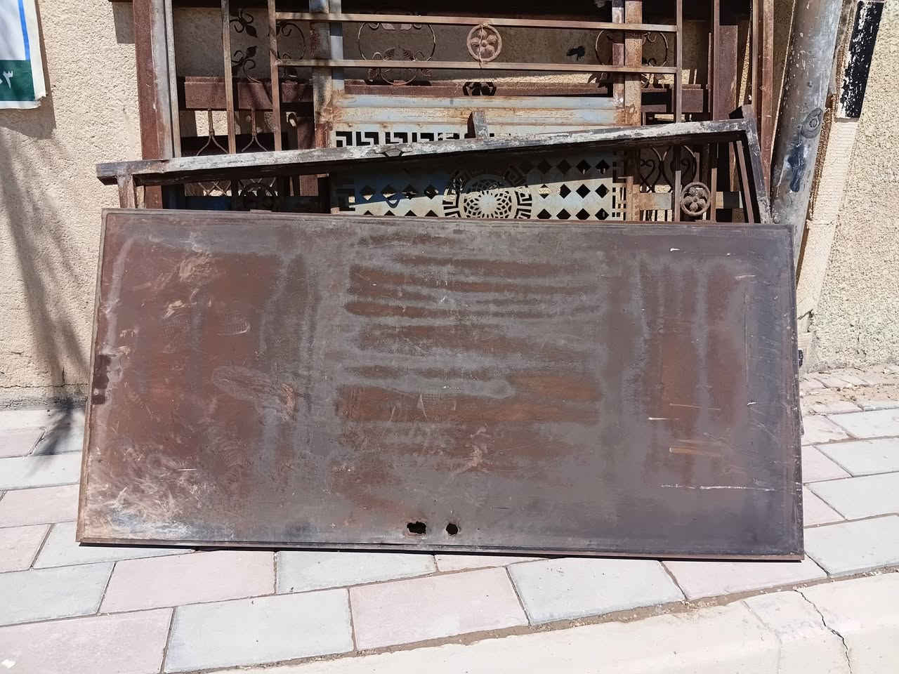 باب وشباك للبيع العنوان الخالص حي الجنود قرب حسينية الحوراء ( ع ) اتصال وتساب او ع الرقم ) ( *********** )
