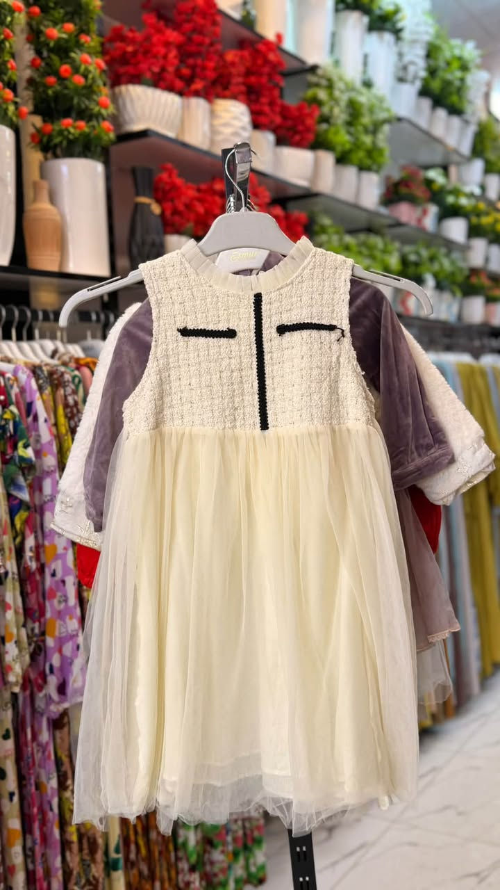 وصلنا قبل قليل فستان أطفال 👗👌
سعر القطعه 5 الف دينار 🔥🔥🔥
العنوان سوق سومر بعد الاستداره الثانيه ب 50 متر على اليمين

نص مكتوب في الصور:
- Esmur