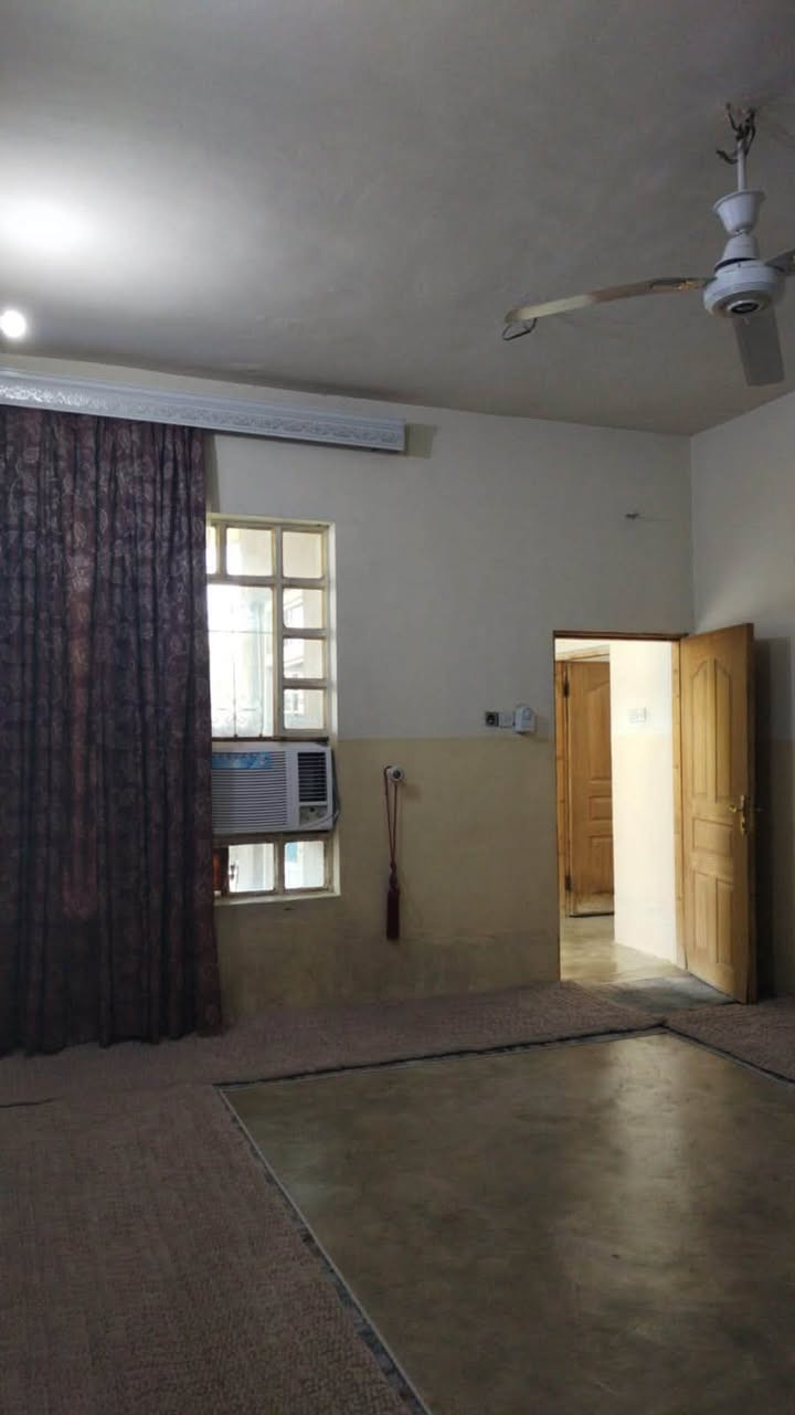 السلام عليكم بيت لل بيع المساحه  450 ب عرب حسين الجريش غرفتين نوم صاله مطبخ ربعه حديقه كراج سياره مخزن  مع محل  يرهم بمقدمه  السعر 40 وبي مجال بسيط 
الاتصال
*********** ‬
