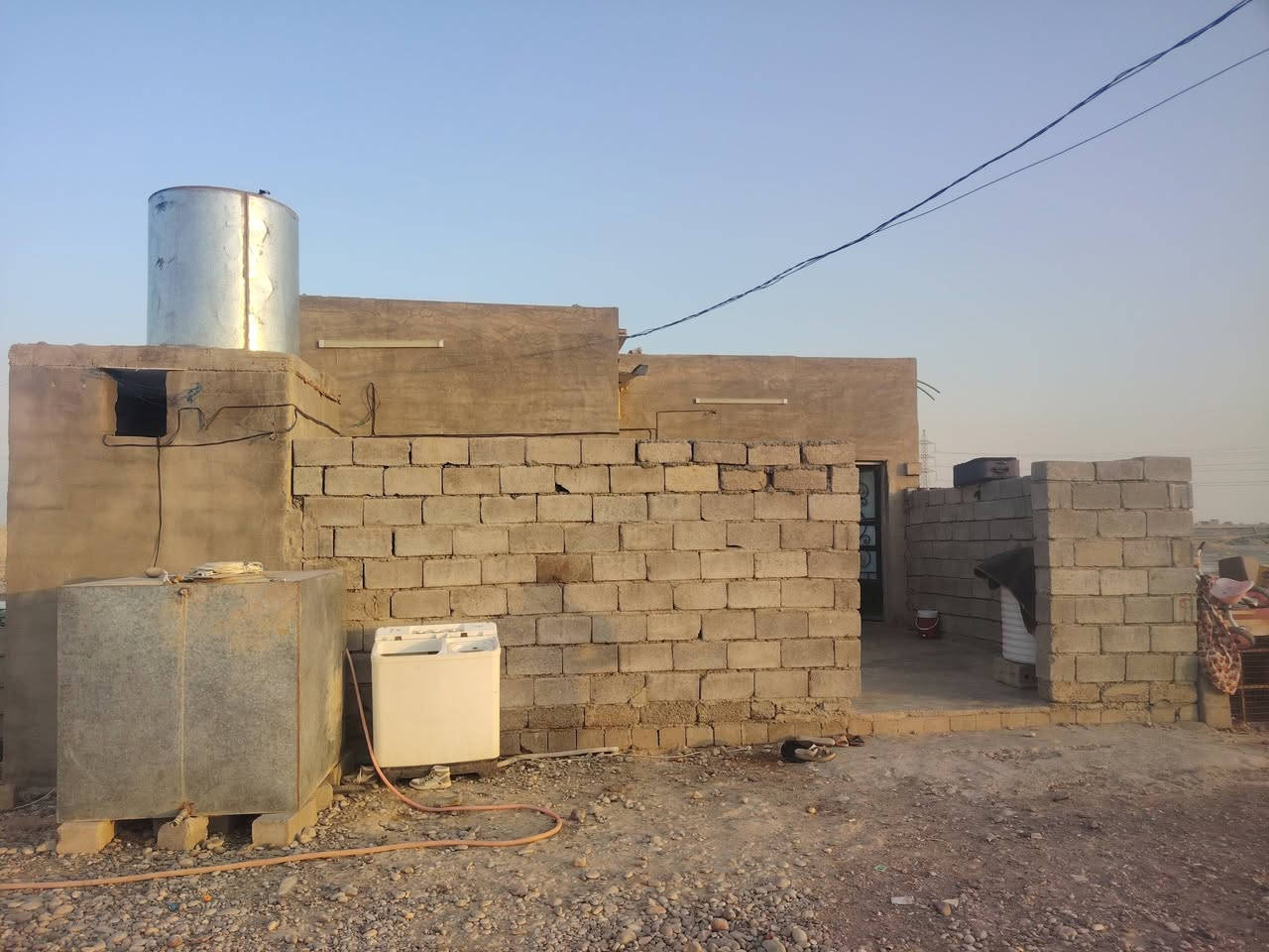 سلام عليكم بيت للبيع في القريه الجامعيه مساحه 180 متر واجهيه 9 نزال 20 واصلها كافه الخدمات ماء وكهرباء والبيت سندويج ولكن تاسيس ماء وكهرباء السعر المطلوب 22 مليون وبي مجال ***********
