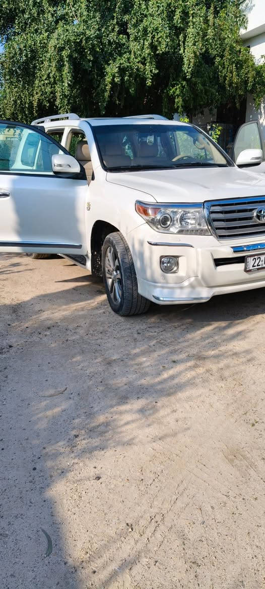 لاندكروز فكسارة 10 رقم اربيل باسمي جاهزة .8سلندر .كشنات الامامية كهرباء .السعر240 وبيها مجال للشراي.مكان السيارة فلوجة..***********
