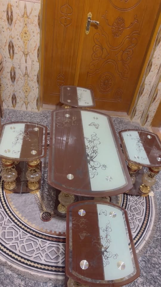 طاولات • ٥ قطع • نضيفات