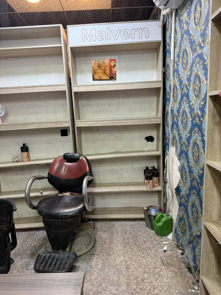 السلام عليكم

مكلّف بالنشر.

للبيع مجموعة من مستلزمات محل كوزمتك، وتشمل:
✨ رفوف
✨ كراسي
✨ ميز (طاولات)

📍 الموقع: بغداد – الكاظمية.

للاستفسار والتواصل، يرجى الاتصال على الارقام 

‭***********‬

‭***********‬
