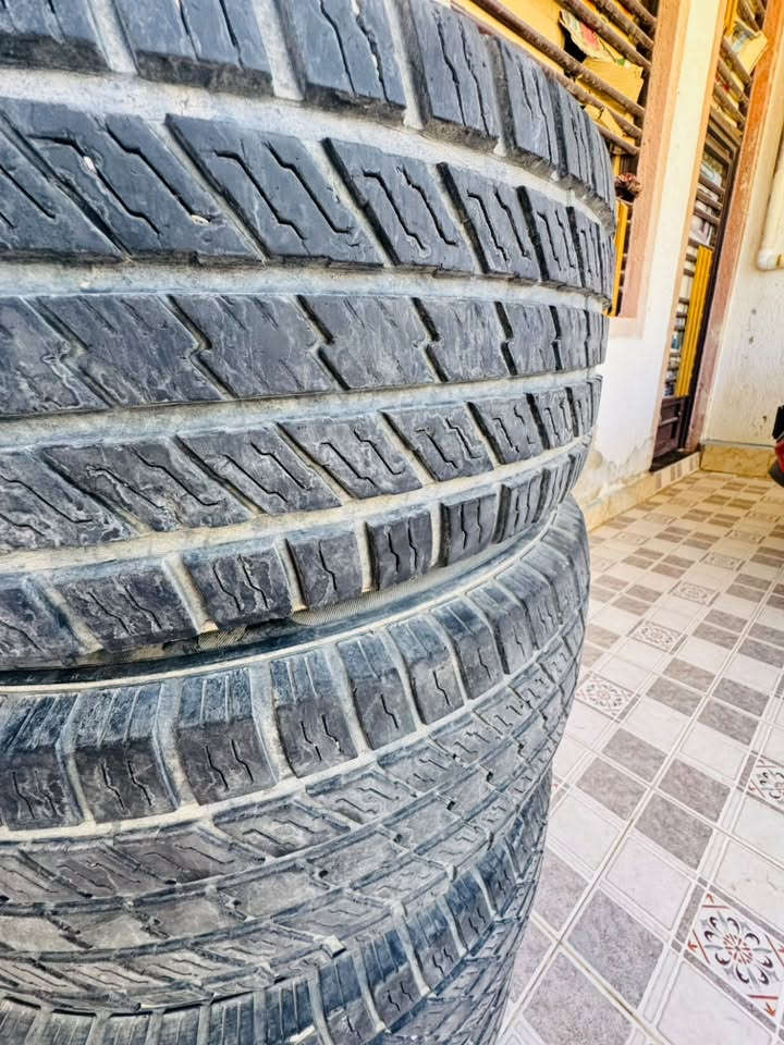 سلام عليكم  تايرات نضافه  90‎%‎ للبيع /قياس 285/70R17
📞***********
