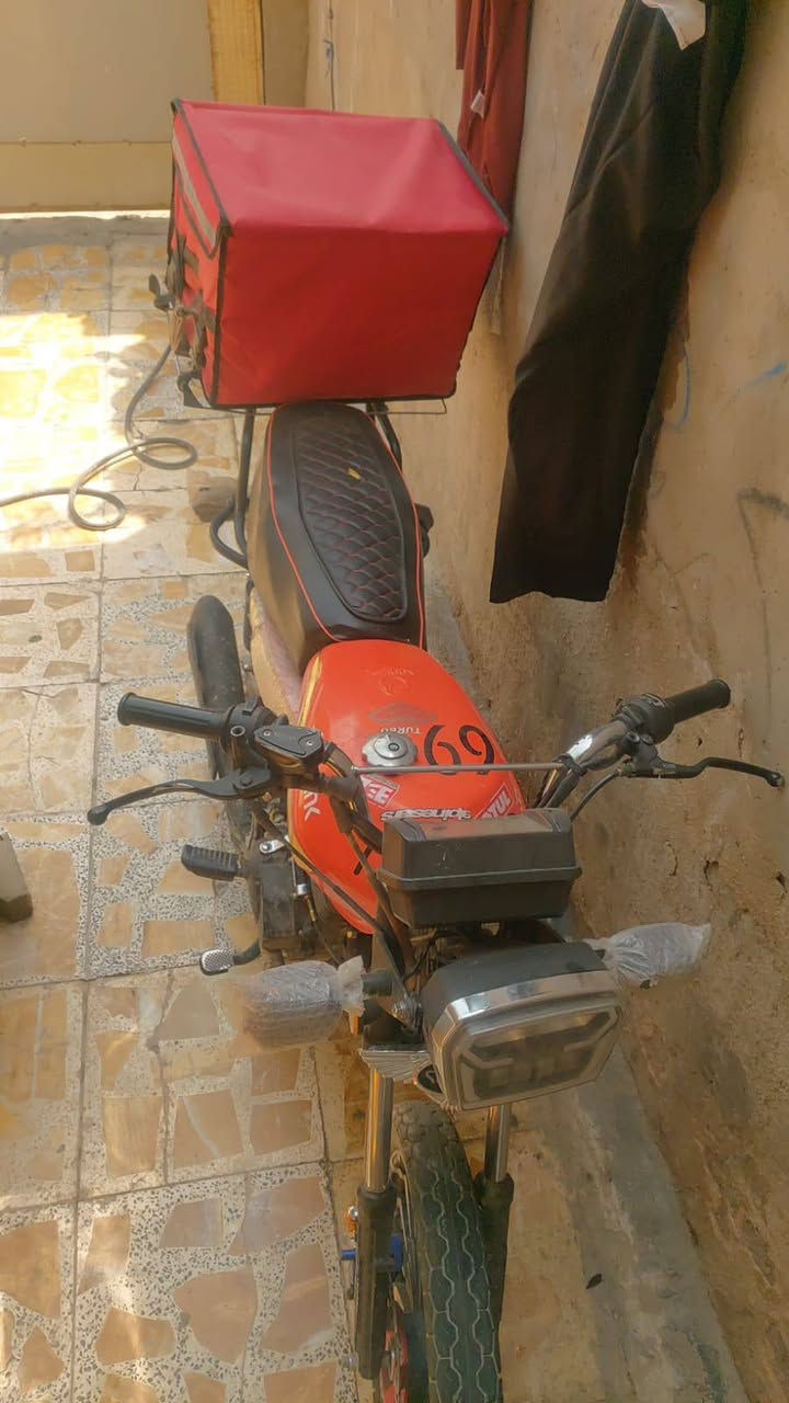دراجه يراني 5 كير وراق كامله جاهزه لترقيم  الصندوك مع الدراجه السعر 850. وبيهه مجال *********** بي واتساب العنوان بغداد المعامل الحسينيه
