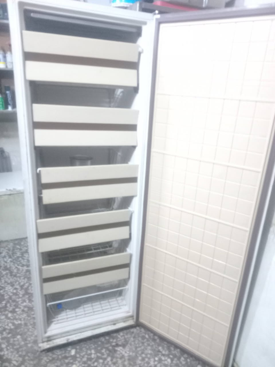 مجمده عموديه دنماركيه ماطور ياباني تجميد فول سعره ١٥٠الف وبيه مجال مكاني بغداد الزعفرانيه واي استفسار الاتصال ***********
