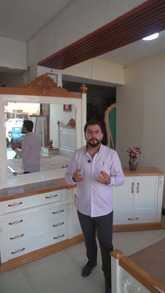 ⁨	موديل أوبال ✨ غرفة نوم مصبوبة صبابة، ضمن الدرجة الفاخرة ومن فئة الموديلات الثقيلة. 💰 السعر: 5,250,000 دينار عراقي المواصفات: * نجارة عراقية 100%. * غرفة 6 أبواب، طابقين ملحق. * الواجهة والداخل 5 ملم سنديان. * جميع الملحقات (الكنتور، زاوية الملابس، الجرباية، ميز المرآة، والكومدينات) بواجهة وداخل 5 ملم سنديان. * قاعدة كبس 5 ملم سنديان. * ظهر الغرفة چرچوبة داخلية شد براغي. * الهيكل بالكامل من خشب الزان 7.5 سم. * لفّ الأبواب والمجرات بالكامل من خشب الزان. * السرير مزود بـ لوحين خشب جام مع بلوك أرضية و8 أرجل لضمان أعلى درجات المتانة. * أرجل الغرفة من حجل خشب زان ثقيل. * طابورية إضافية. الأبعاد: * ارتفاع الكنتور: 2.70 م * عرض الكنتور: 3.60 م * عرض زاوية الملابس: 1.20 م * العمق: 60 سم * الطول الكلي (الكنتور + زاوية الملابس): 4.80 م * الجرباية: 3.00 م * السرير: 1.80 × 2.00 م ⸻ معرض ومعمل الخزرجي للأثاث ✅ الشد والتوصيل مجاناً إلى جميع محافظات العراق. ✔️ تتوفر داخل صالة العرض تشكيلة متنوعة من الموديلات. 📍 العنوان: الحلة – منتصف شارع أبو القاسم، من جهة سوق الحلة الكبير، مجاور عيادة الدكتور مكي الإبراهيمي (طبيب أسنان). 📞 *********** 📞 *********** #معرض_ومعمل_الخزرجي_للأثاث    #غرفة_نوم #fypage #اكسبلور #اثاث 

