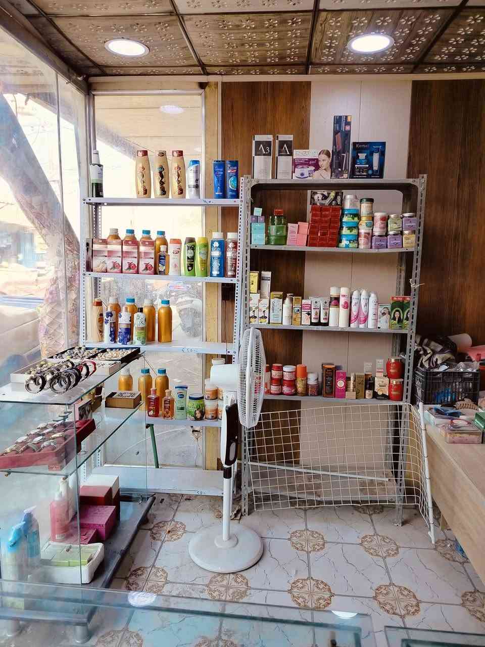 محل عطور وكوزمتك وساعات للبيع الحمزه الشرقي
***********
