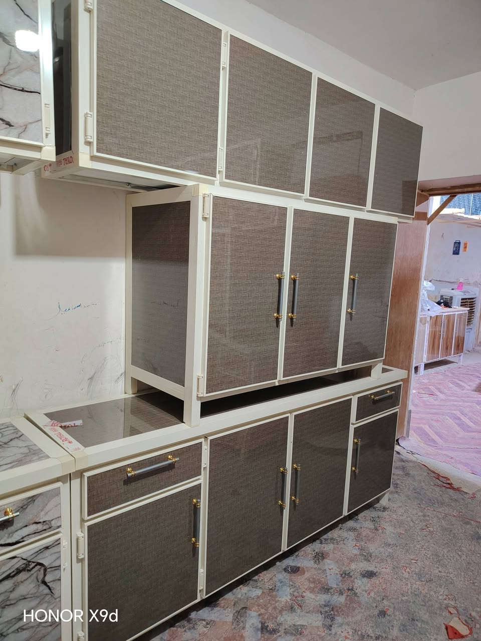 مسواك جديد 
كاونترات المنيوم فصال محشه خشب والداخل مالته بنل 

كاونتر مترين +سنك متر وربع
كاونتر مترين +سنك ١٣٠
كاونتر مترين ونص +سنك ١٣٠
كاونتر مترين ونص +سنك متر ونص
كاونتر أرضي متر
سنك مرمر قياس ١٢٠ فصال محشه خشب
سنك مرمر قياس ١٣٠
سنك مرمر قياس متر ونص فصال محشه خشب

الأسعار تبدي الكاونترات تبدي من ٤٠٠ إلى حد ٦٠٠

العنوان عنه نهاية شارع الحضره مقابل الحديقه
توصيل مجاني داخل عنه
توصيل   القائم _عنه _راوه _الريحانه

رقم الهاتف ***********

نص مكتوب في الصور:
- HONOR X9d