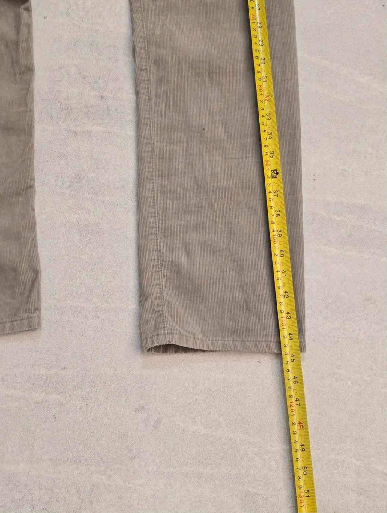 بنطلون مخمل مضلع قديفة كلاسيكي من انتاج شركة Levis
القياس 32 
طول 114
السعر 25 
النظافة 100%
للحجز خاص او واتس اب ***********
