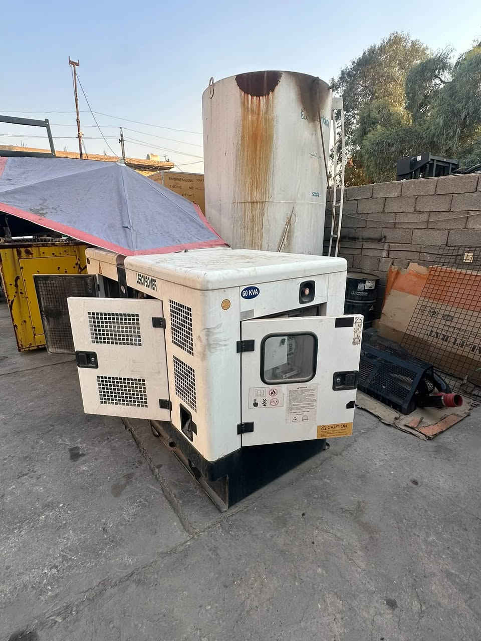 سلام عليكم مولد نوع بيركنز حجم60kv مشتغله الف ساعه موجوده بل كراده شارع52  السعر مطلوب بيهه  80 ورقه وبيه مجال مكينه نضيفه حيل   لاتصال ***********
