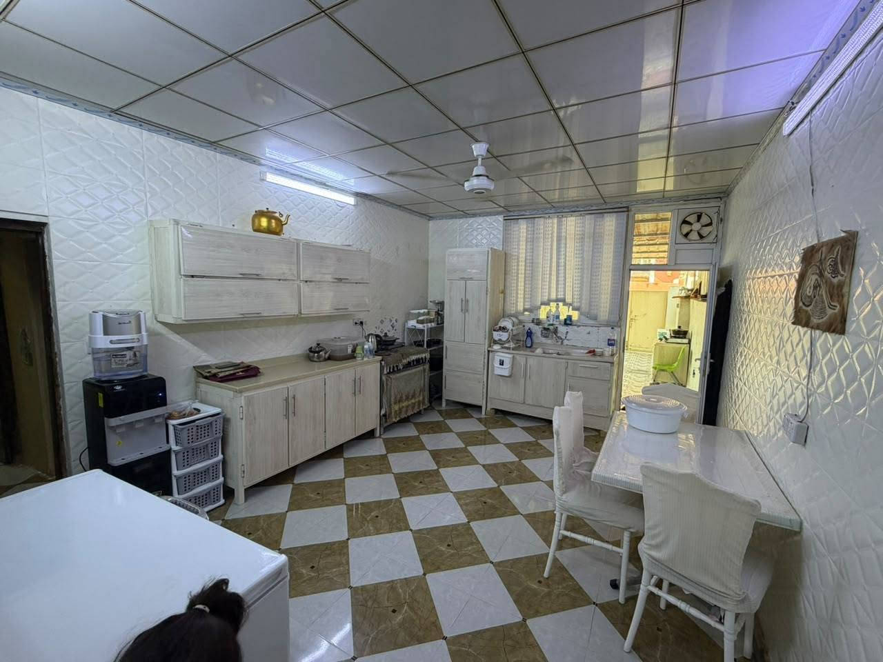 بيت للبيع يوسف بيك أول جسر صاير مساحه250متر مربع بناء طابقين كاشي سيراميك سقف ثانوي عدد غرف نوم3
استقبال 
مطبخ منور  حمام صحيات 2
كراج سياره حديقه ترك خلف البيت ماء متوفر 24 ساعه السعر 50مليون وبي مجال رقم الهاتف***********
