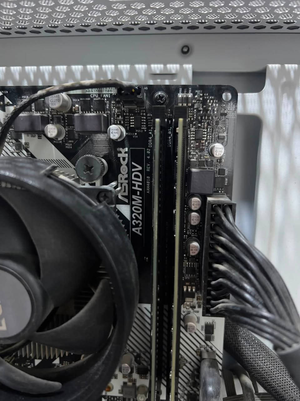 سلام عليكم تجميعه للبيع كاملة من كل نواحيه مواصفاتها معالج Ryzen 5 2600 رامات 16 هارد ssd256 وهارد hhd1تيرا كارت شاشه GTX 1650 SUPER شاشه 165 hz MSI كيبورد وماوس ريد راگون  وياها يوبي اس 1500  اوفلاين *********** للاستفسار سعرها 750
