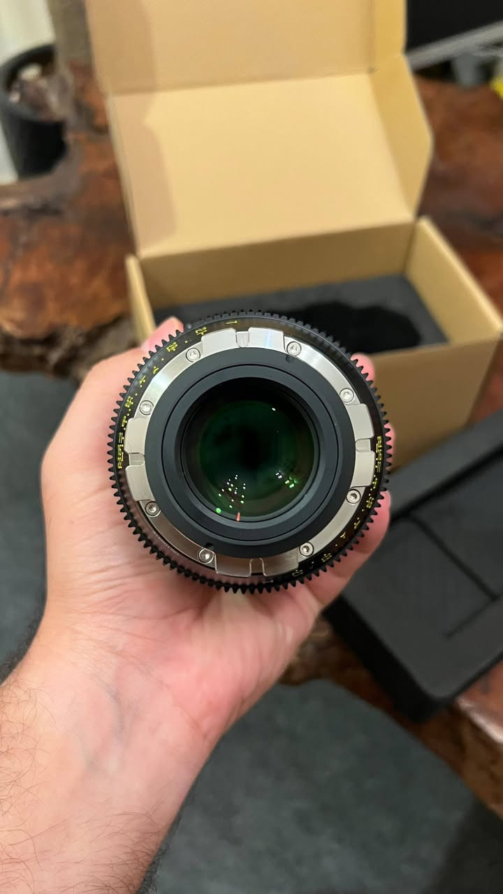 عدسة سينمائية للبيع شباب مستخدم ٣ مرات
> للبيع DZOFilm Vespid Prime 40mm T2.1
Cine Lens – Full Frame
فتحة T2.1، Manual Focus، فوكس 300°، فلتر 77mm، Gear 0.8 MOD، Front 80mm.
العدسة بحالة ممتازة + الكرتونة.

المواصفات بالتفصيل

DZOFilm Vespid Prime
البعد البؤري: 40mm
فتحة العدسة: T2.1 – T22
التغطية: Full Frame / VV
التركيز: Manual Focus
دوران الفوكس: حوالي 300°
أقرب مسافة فوكس: 0.6 متر
فلتر: 77mm
Front Diameter: 80mm
Iris: Manual
عدد شفرات الآيرس: 16
الوزن: حوالي 943 غرام

السعر مليون و ٤٠٠ الف وبيها مجال 
التواصل حصرا على رقم صاحبها
‏‪***********‬‏
