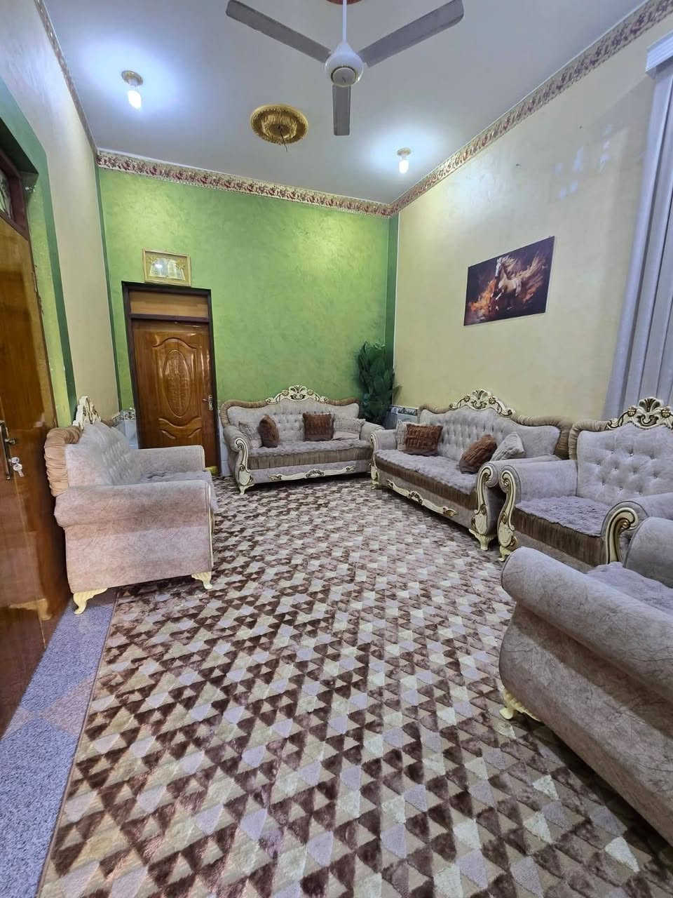 🏡 بيت للبيع – فرصة مميزة

📍 الموقع: خنيطلة – خلف بيوت سيد مصطفى.
✅ تبليط إلى باب البيت.
✅ منطقة هادئة ومخدومة بالكامل.
✅ تتوفر جميع الخدمات: ماء، مجاري، كهرباء.

📐 المساحة: 250 م² (واقع الحال أكثر).
🏗️ نوع البناء: طابوق وسقف كونكريت، شغل درجة أولى وتحت إشراف هندسي.

تفاصيل البيت:
🔹 استقبال.
🔹 صالة استقبال.
🔹 صالة داخلية.
🔹 غرفتا نوم.
🔹 مطبخ حار/بارد.
🔹 صحيات داخلية وخارجية.

✨ بيت مرتب وجاهز للسكن، في موقع مميز وبيئة هادئة.

📞 للاستفسار والمعاينة، تواصلوا معنا عبر الخاص أو واتساب. *********** ذي قار سوق الشيوخ خنيطله شارع الكراج 

#مكتب_الضامن_للعقار #ذي_قار #سوق_الشيوخ #خنيطلة #بيت_للبيع #عقارات #بيع_وشراء_العقارات #استثمار #عقار_العراق
