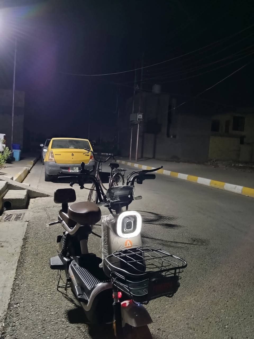 سلام عليكم صويره دراجه شحن الله وكيلك تونه مشتريها دراجه تخبل كل الملحقات كامله بطاريات جدد مستخدمه قليل رايدها ٢٥٠الف قفل كلش تجي تاخذلك تراي وتقتنع يله تاخذها
