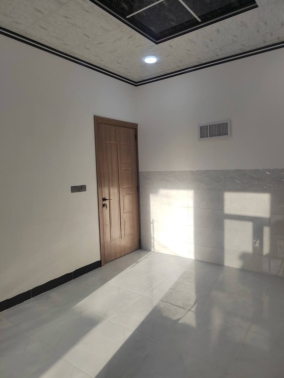 دار سكني للبيع
100 متر طابق واحد
حي السماح الثانية قرب مدرسة الامام الزهري
ملك صرف طابو الزهور 
يحتوي الدار على كراج واستقبال ومطبخ وصالة وصحيات و غرفة نوم و بيتونة 5x5
بناء هندسي/ بورسلين سيراميك / نظام دكتات
السعر 77 مليون غير قابل للتفاوض
_______________________
للاستفسار عن السعر وباقي التفاصيل مراجعة مكتب السماح
 لتجارة العقارات موصل حي السماح التسعين الاركان قرب بانزيخانه المشاعل وقرب مول العلي 2 على شارع 20 الاتصال عل الأرقام التالية

_______________________

ابو طه.  📞***********
                 ***********

ابو خالد 📞***********
                 ***********
