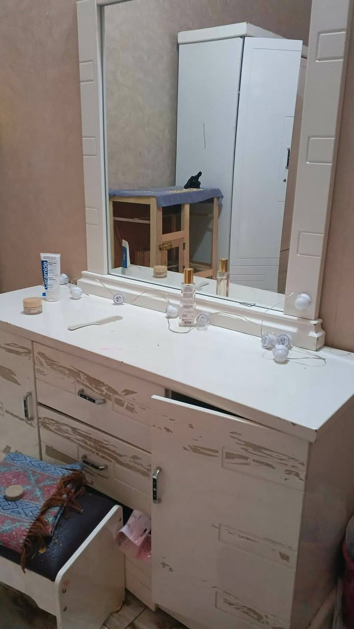 غرفه البيع خشب ماليزي يرادله ترتيب سعره 250 ويه الفراش 300 الستفسار ***********
