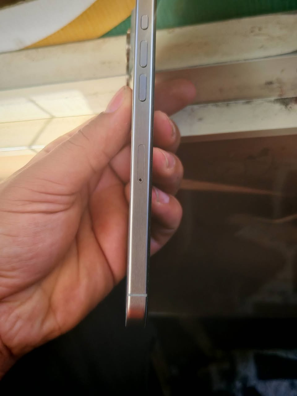 ايفون 15 برو ماكس شرق اوسط عربي اذكره 256 بطاريه 65 جهاز وتر على وضعيه الشركه بس ضهر مكسور سعره 750 مكاني بغداد *********** فقط مراسله
