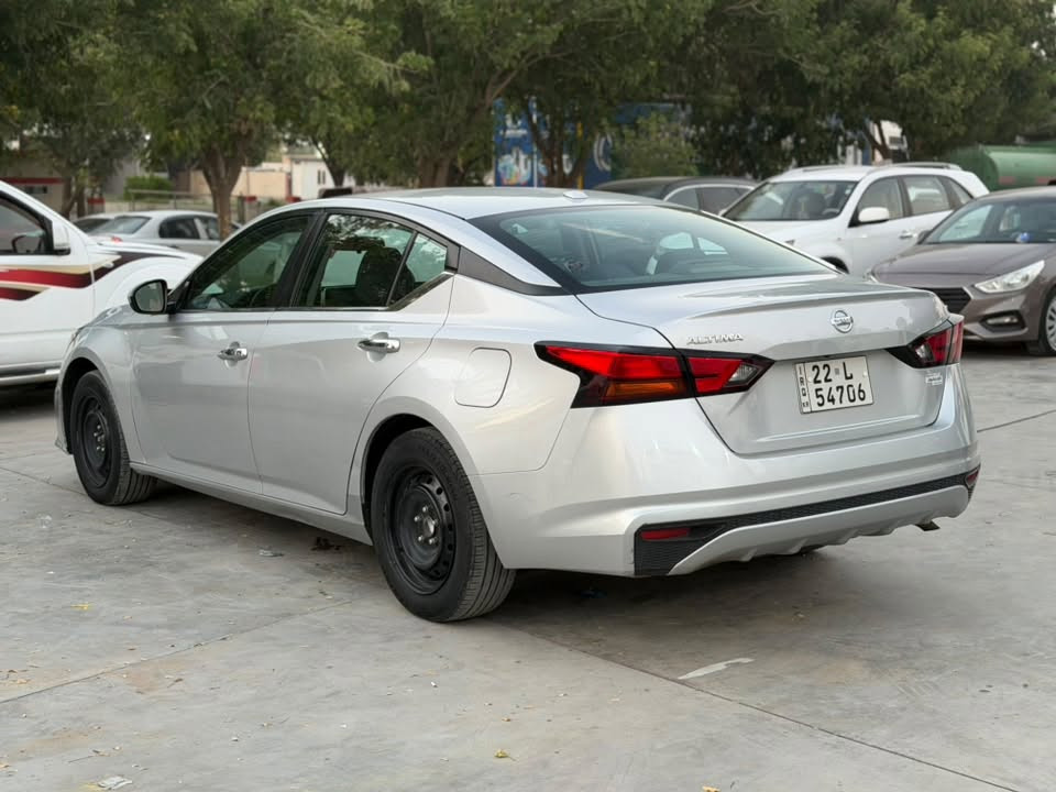 سلام عليكم 
🚗 للبيع | نيسان التيما 2019 S 
✔️ الموديل: 2019
المواصفات:
- محرك 4 سلندر 2.5 لتر اقتصادي وقوي
- ناقل حركة أوتوماتيك CVT
- تشغيل بصمة + تشغيل عن بُعد + بصمة ابواب
- مقاعد كهرباء
- شاشة لمس مع Apple CarPlay وAndroid Auto
- كاميرا خلفية دوارة
- حساسات 
- رادار أمامي، تحذير الاصطدام، ومثبت سرعة ذكي تحكمات بالستيرن جهتين
- نظام مراقبة النقطة العمياء
- جنوط رياضية 19 إنج
- إنارة LED لايت ليد
- مكيف ممتاز منفصل تبريد ثلج 
- مانع انزلاق 
حالة السيارة:
✅ الضرر ربع بونيد صبغ + جامرلغ السائق مبدل بدون أي ضرر   السونار والضرر بالمنشور
✅ رقم اربيل  الجديد لحد 2030 وباسمي 
✅ السيارة نظيفة جداً وجاهزة للاستخدام بدون اي مصرف ممشى السيارة ٧٣ ميل گير ومكينة وكهربائيات كلها بشرط وين ميعجبك افحص 

📍 الموقع: قضاء كلار تابع لسليمانية
💰 السعر المطلوب 128$ 
📞للاستفسار الاتصال عالرقم ***********
