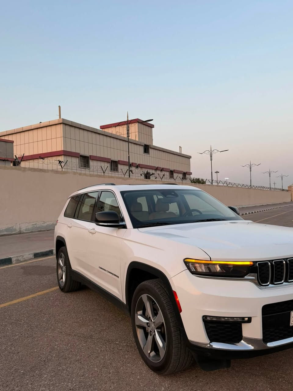 جيب 2021 خليجي jeep 
7 راكب 
مكفولة كفالة عامة
لمتد
فول مواصفات
رادار امامي وجانبي
داخل ابيض
سماعات ALPINE
بنوراما 
اضائة داخلية
ماشية 67mi 
تبريد وتدفئة كشن
العنوان ميسان وبغداد 
للاستفسار ***********
السعر 305
