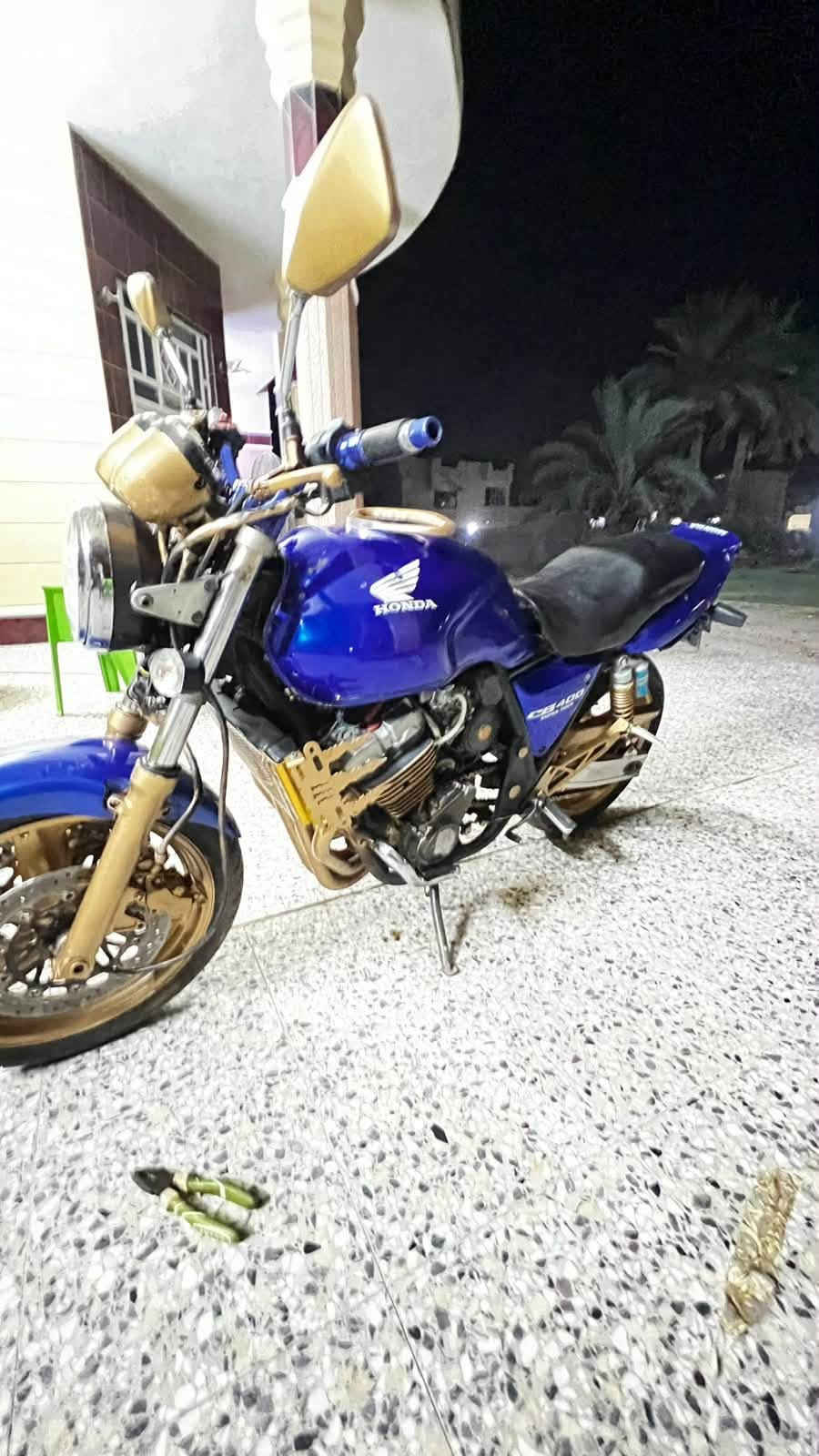 ⚜️ موديل 2004
⚜️ محرك 400cc
⚜️ 4 سلندر
⚜️ VTEC
⚜️ تبريد مائي
⚜️ قير 6 غيارات
⚜️ لون أزرك 💙
⚜️ تشغيل سلف
⚜️ دبل دسك أمامي
⚜️ دسك خلفي
⚜️ جنزير
⚜️ عدادات أصلية
⚜️ صوت 4 سلندر مميز
⚜️ سحب قوي وثبات ممتاز
⚜️ الدراجة مرتبة وجاهزة للاستخدام

💰 السعر: مليون ونص قابل للتفاوض

📍 العنوان: الأنبار الحبانيه الخالديه 
📞 للتواصل: ***********
