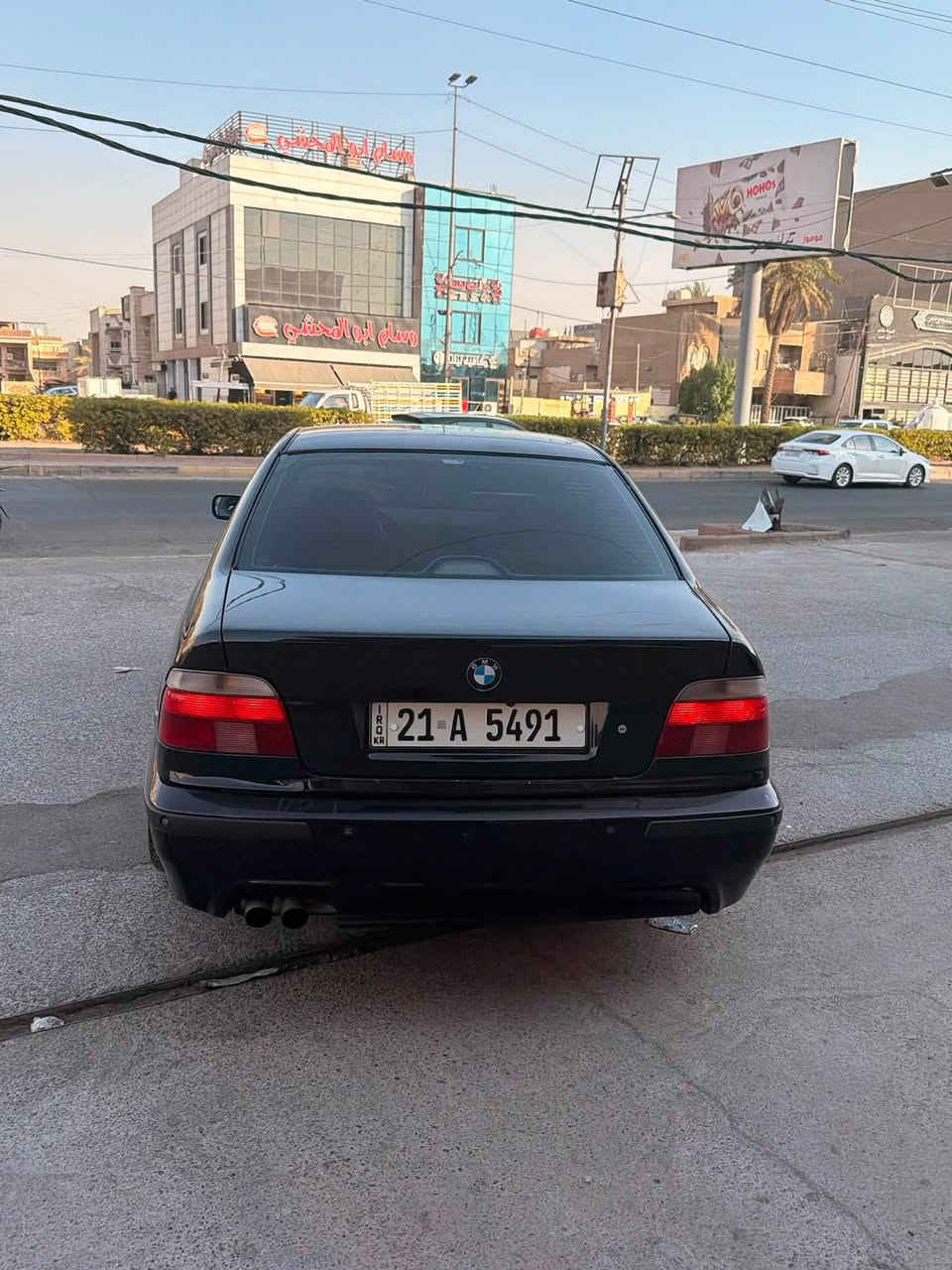 السلام عليكم
صقر E39
موديل 2000 اصل
اصل V8
عليهة مكينة 4400 داينمو مي حديث
رقم سليمانية ب اسمي شخصياً وتحويل
كتاب تظليل مروري 80% ب اسم السيارة
ماشية 136
كير اوتوماتيك تبترونك يعني اوتو وعادي وسبورت وكلهن شغالات 
تراكشن شغال
كشنات فول كهرباء حتة التچاوي مال راس شغالة
مري كهرباء
مري قلاب عند الرجوع للخلف
غرفة m3 جلد احمر سستم كامل الغرفة والبطاين اصلي اجة بيهة 
تنتة كنتارا اسود بلاد
دركة m3 اصلية اجتي بيهة
دعاميات m اصلية جتي بيهة
سيارة زنون اصل
شاشة كار بلي مال BMW اصلية
تحكمات ستيرن شغالات كلهن 
منظومة زنون
منظومة تبريد جديدة
قطعتين تبريد
تلفون
صدر امامي خلفي عربانة جديدة
ويل m اصلي اجة وياها مو تجاري حجم ١٨ تو سايز
تايرات جدد
راديتر ومروحة وكلچ جدد
حماوة جوة النص ثابته
دهن اصلي جديد بيهة
فلاتر دهن وتبريد جدد
سبيرهة جديد وباتري جديد فيت بم جديد ادامة جديد كامل نوزلات وبلكات
السيارة بلاديه  جديدة اصولي ورسمي وبأسمي وبيهة جراد قماره وتكم شوية 
وصبغت بيهة بنيد وصندوك بس لان كلش جاردات والباقي عفته على وضعيته 
بيهة قطع صبغ مو صبغ عام
مكينة كير جدد  ترايك وين متريد
سعر البيع ١١٧ وبيهة مجال بسيط 
لا تقارنهة بسيارة معمرة وغراض تجارية وغرفة عمل 

مكان السيارة بغداد حي القاهرة
***********
♥️

