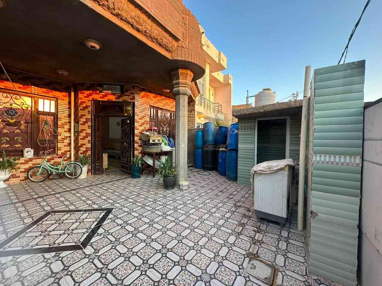 دار سكن طابو صرف في ( حي الأمير الأول ) 
بجانب بيت أستاذ ( حبيب حسين خليل  ابو سجاد )

مساحة ١٦٥ م / وجه ٧ ونص م / نزال ٢٢ م 
بناء بلوك - سقف صب كونكريت 
(( طابقين ))
طابق أول :- ٢ غرف نوم - صحيات داخلية + خارجية
طابق ثاني :- ٢ غرف نوم قيد الأنشاء 

كل الخدمات متوفرة - ماء - كهرباء - تبليط - انارة 
مجاري - ((( شارع بعرض ١٥ م )))(( تحويل مباشر ))

للاستفسار مراجعة مكتب غازي للعقار   
واسط - الزبيدية - قرب أفران المائدة  *********** 
***********
