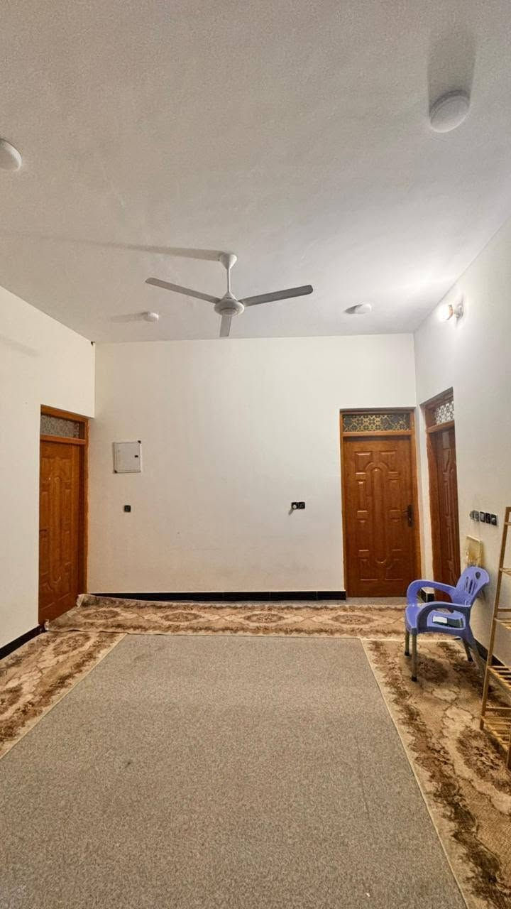 ٩🏡🔥 بيت زراعي تحفة للبيع – فرصة استثمارية مميزة 🔥🏡
📍 الموقع المميز: دور سيد حمزة – قرب عمود 90
📐 المساحة: 300 متر
🏠 بناء حديث 2025 – مستلم وصل
✨ البيت ركن وموقعه مميز
جميع الخدمات متوفرة
🔹 مواصفات البناء:
• 3 غرف نوم
• استقبال واسع 10 × 4 متر
• صالة كبيرة 7 × 5 متر
• مطبخ سيراميك
• مخزن 3 × 2 متر
• مجمع حمام معزول
• حمام خارجي
• أرضية بورسلين
• بناء طابوق
• كونكريت مسلح ومعزول بـ الإيزوكام
• ارتفاع السقف 3.5 متر
🌳 الحديقة والكراج:
• كراج مع حديقة بمساحة 100 متر
• مساحة مناسبة للعائلة والاستراحة والزراعة
• أو الاستثمار ك محل او مخبز
💰 فرصة استثمارية:
البيت مؤجر لمدة سنتين بإيجار 300 ألف دينار شهرياً ..
🔥 السعر المطلوب: 110 مليون دينار قفل
📞 للاستفسار والتواصل:
***********
⚠️ للجادين فقط – البيت يستحق المشاهدة
