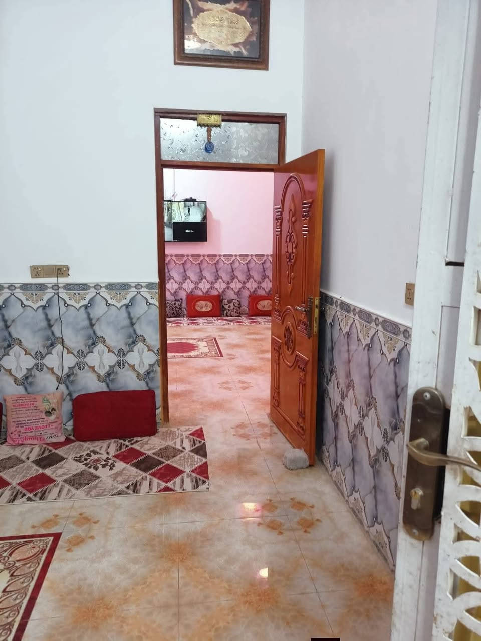 بيت مساحة 285 زاعي يتكون من استقبال 12 في 4 معزوله باب خاجي للشارع وباب من الطارمه للبيت وهول 5 في 4 وصاله 8 في 5 وثلاثه غرف نوم كلش كبار وحده نظام سويت ومطبخ حار وبارد 6 في 4 ومخزن وصحيات داخليه وخارجيه بناء 2024 كافه الخدمات موجوده شارع تبليط العنوان الاسكان الصناعي مقابيل حي الجواد قرب مجمع قيثار سنتر مقابيل عمود 50 يبعد عن شارع الزوار 70 متر سعره 110 للاستفسار الاتصال ***********
