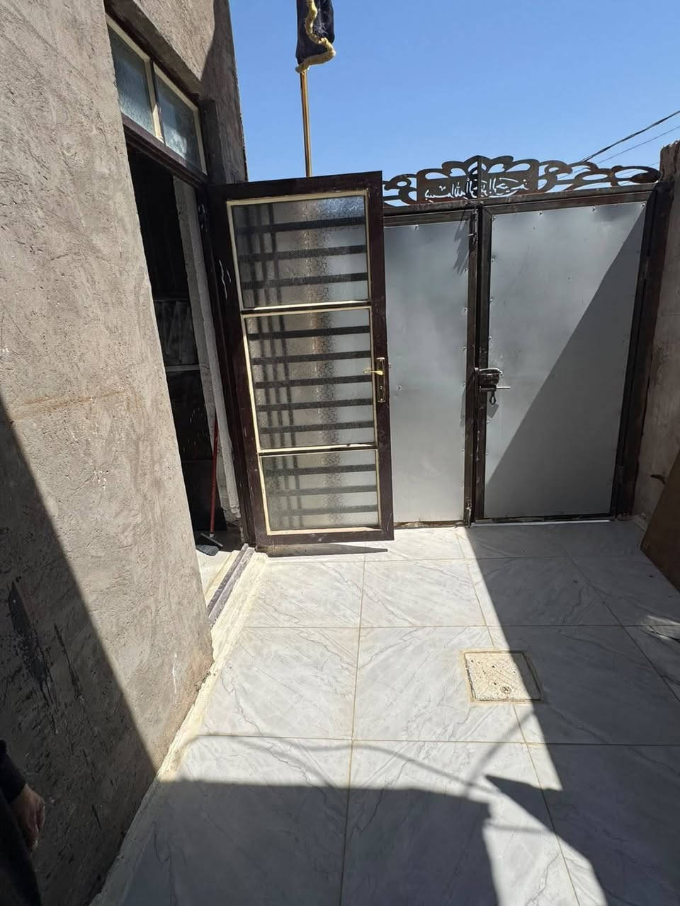 #دار_للبيع 🏠 بشارع المطار القديم مساحه 100م
⚜️بناء بلوك درجه اولى الأساس والسقف صب كونكريت 
🔺يحتوي على غرفه وصاله وستقبال ومطبخ وصحيات داخليه وخارجيه..
🔺السعر بلاش 19 وبيه مجال 
⚜️ للاستفسار مراجعة
   ((#مكتب_ابوعراق_للعقار  ))

☎️*********** واتساب

