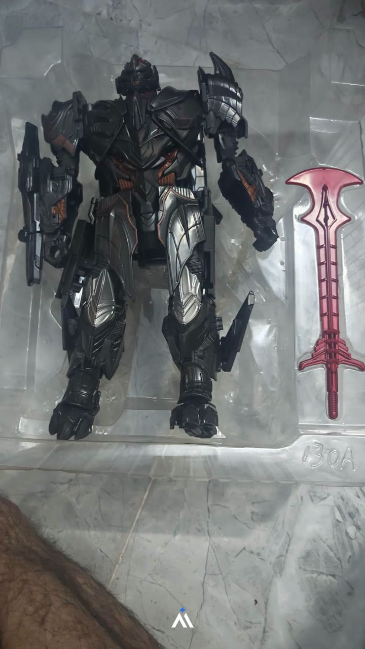 مجسم لعبة ميجاترون (Megatron) القابل للتحول من سلسلة "Leader Ultimate Battle" المستوحاة من فيلم ترانسفورمرز: الفارس الأخير (Transformers: The Last Knight).المواصفات الأساسيةالشخصية: ميجاترون بدرع رمادي داكن وسلاح سيفي أحمر.الميزة: يتحول من شكل روبوت إلى طائرة مقاتلة.الخامة: مصنوع من مزيج البلاستيك المتين
متوفر لدينا للبيع يوجد توصيل لجميع المحافظات واتساب ***********
