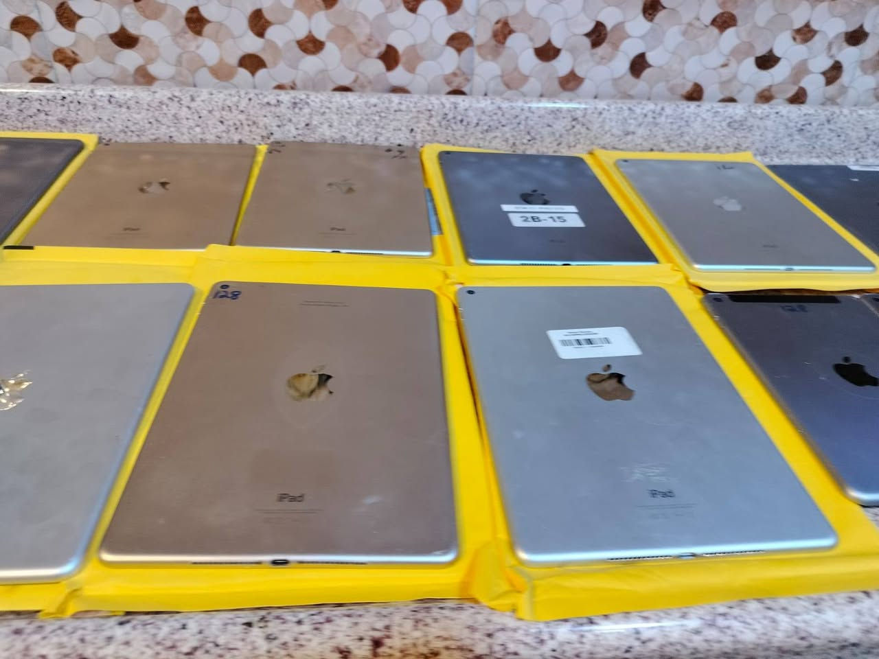 وصل 📲 ايباد اير 2 ومني 4 نضافه 100 كلش نضيف ياتلحك يا لا اسعار جوه السوك شرط . تواصل واتساب *********** او مازنجر
