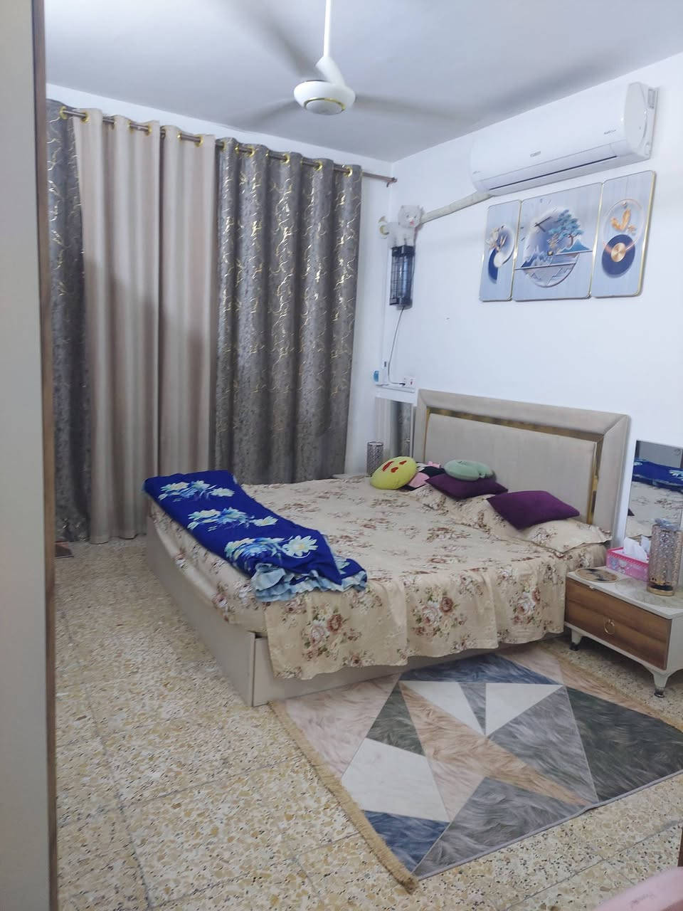 السلام عليكم بيت للبيع مساحه ٧٥متريحتوي ع صاله وحولي وغرفتين ومطبخ وملحقاته طابق ونص عنوان بغداد شرطه رابعه الاستفسار ع خاص والبيت طابوصرف رقم***********
