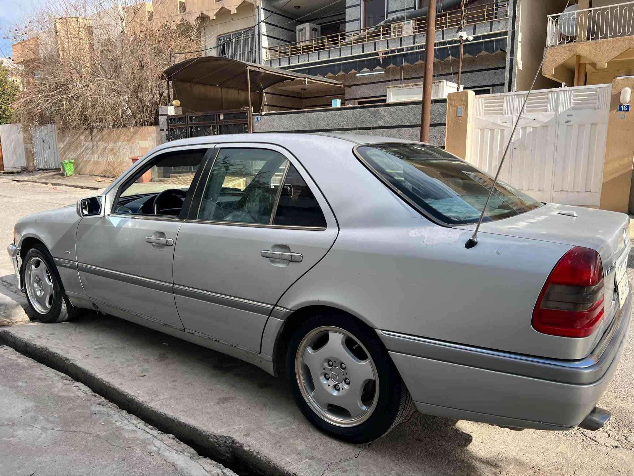 ماسليس بيبي شه به ح 
مؤديل ١٩٩٤ 
فوف ماسه فات جوار جام كاره بايي سلايت ABS 
ته بريد سادو گه رم هه مووي به شه رت 
به س گير عادي هيج ليداني نيه هيج سبغي نيه هه موو شتيكي به شه رته كاره بايت هه موو شتيكي ئيش ده كات 
٣ وه ره قه ش غرامه ي له سه ره ياني ٤٧ وه ره قه
ره قه م مؤبايل (***********) أربيل, العراق
