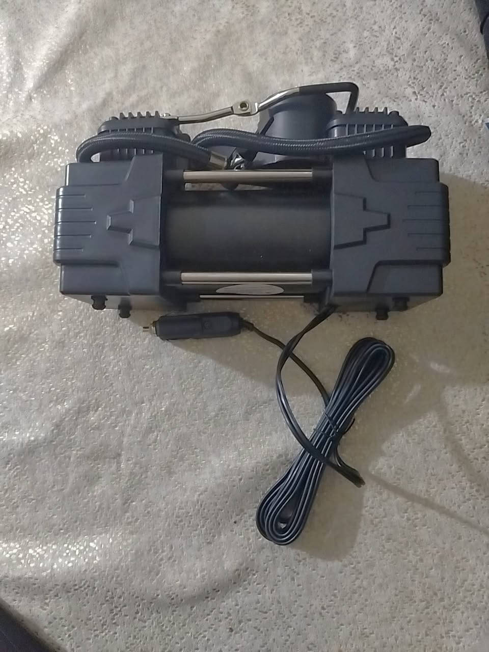 [للبيع] ماطور هواء سفاري سفندري سلندرين للسيارة (Meshuaba Double Cylinder Air Pump)  
​ماطور هواء قوي جداً بأسطوانتين (Double Cylinder) لنفخ إطارات السيارات، الدفع الرباعي، والمعدات الرياضية بسرعة وكفاءة عالية.  
​أهم الميزات والمواصفات:
✅ الأداء: نظام سلندرين متين يوفر ضغط هواء قوي وتدفقاً سريعاً لنفخ الإطارات بوقت قياسي.
✅ عداد الضغط: مزود بساعة/عداد قياس ضغط الهواء لضبط مستوى النفخ بدقة.
✅ خيارات التوصيل: يعمل عن طريق ولاعة السيارة أو مباشرة من بطارية السيارة باستخدام الملاقط (الماشة) المرفقة.
✅ الملحقات الكاملة:  
​صوندة هواء حلزونية طويلة مع مقياس.  
​وصلة ملاقط للربط على البطارية.  
​طقم إبر ورؤوس لنفخ الكرات والأنشطة المختلفة.  
​حقيبة قماشية لحفظ الماطور والملحقات بمرتبة.
✅ الحالة: جديد تماماً داخل العلبة.  
​💰 السعر: 25.000 مع توصيل
​📲 للتواصل عبر الواتساب: ***********
